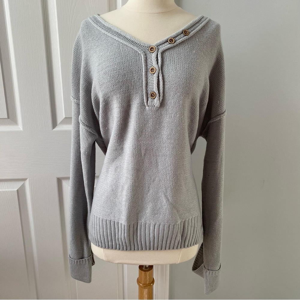 BEAUTIFUL EXTRA LARGE GRAY V NECK SWEATER WITH BELL SLEEVES AND BUTTON DETAIL
